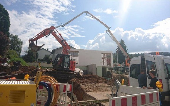 Betonierung der Erdgeschosswände des frei geplanten Einfamilienhauses von Kern-Haus in Gaggenau-Ottenau