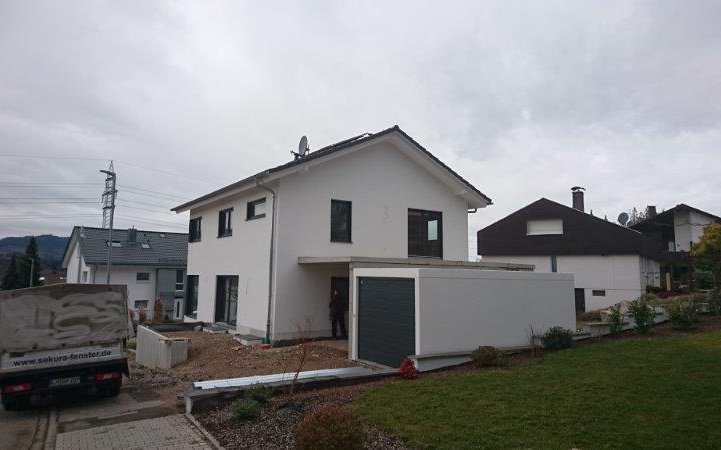 Straßenseite des frei geplanten Einfamilienhauses von Kern-Haus in Gaggenau-Ottenau