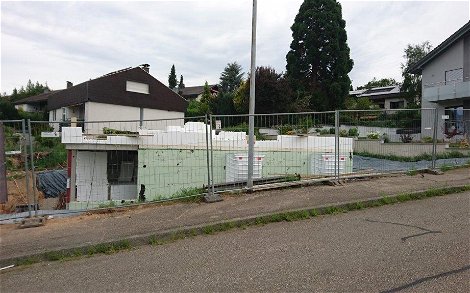 Stecken der Erdgeschosswände des frei geplanten Einfamilienhauses von Kern-Haus in Gaggenau-Ottenau