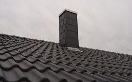 Ziegel auf dem Dach des frei geplanten Einfamilienhauses von Kern-Haus in Gaggenau-Ottenau
