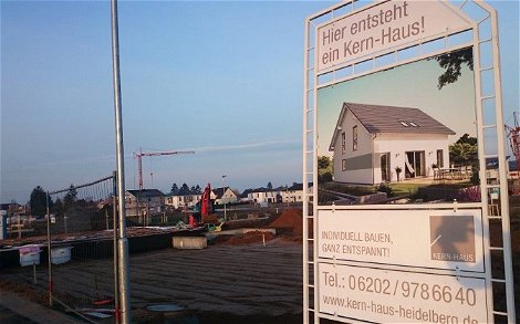 Baustellenschild auf dem Grundstück für das individuell geplante Einfamilienhaus Signum von Kern-Haus in Altlußheim