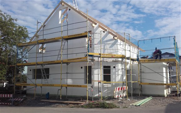 Rohbau des frei geplanten Einfamilienhauses von Kern-Haus in Bad Schönborn mit fertig gestecktem Mauerwerk