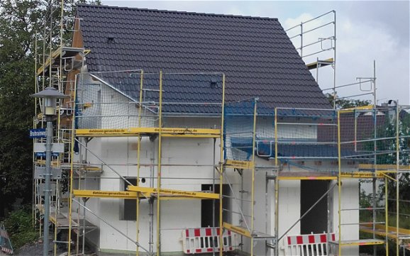 Rohbau des frei geplanten Einfamilienhauses von Kern-Haus in Bad Schönborn mit eingedecktem Dach
