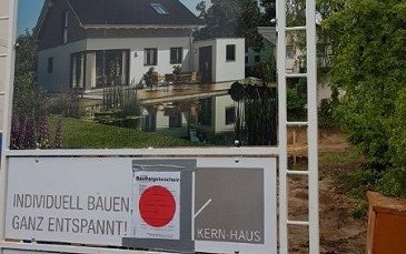 Roter Punkt zur Baufreigabe für das individuell geplante Einfamilienhaus Loop Classic von Kern-Haus in Dielheim