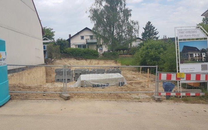 Baustelle des individuell geplanten Einfamilienhauses Loop Classic von Kern-Haus in Dielheim