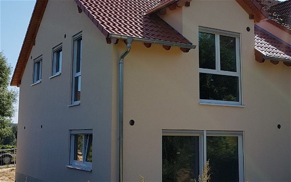 Fertige Fassade der Gartenseite des individuell geplanten Einfamilienhauses Loop Classic von Kern-Haus in Dielheim