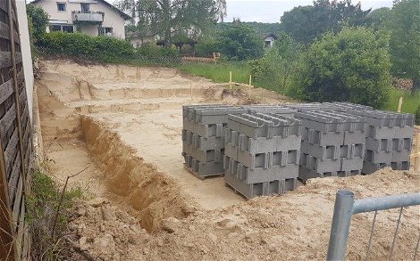 Materialanlieferung auf dem Grundstück für das individuell geplante Einfamilienhaus Loop Classic von Kern-Haus in Dielheim 