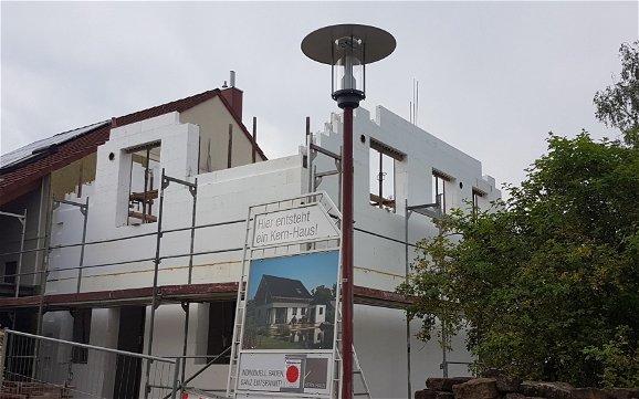 Bau der Dachgeschosswände des individuell geplanten Einfamilienhauses Loop Classic von Kern-Haus in Dielheim
