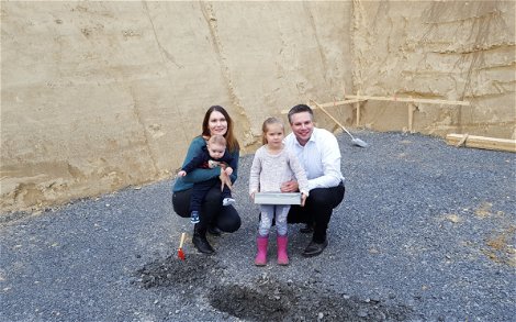 Baufamilie bei der Grundsteinlegung für das frei geplante Einfamilienhaus von Kern-Haus in Angelbachtal