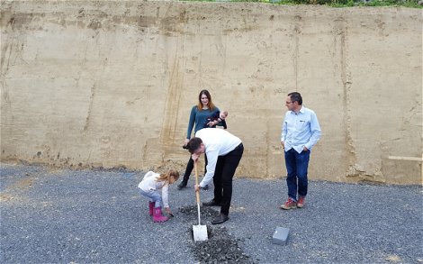 Tochter hilf mit bei der Grundsteinlegung für das frei geplante Einfamilienhaus von Kern-Haus in Angelbachtal