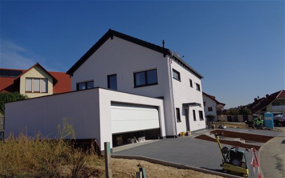Arbeiten an der Außenanlage des frei geplanten Einfamilienhauses von Kern-Haus in Angelbachtal