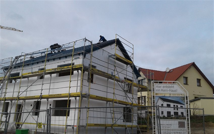 Dacheindeckung des frei geplanten Einfamilienhauses von Kern-Haus in Angelbachtal