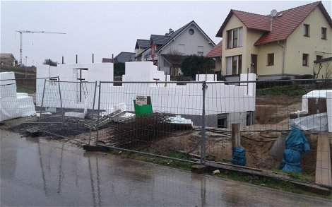 Bau der Erdgeschosswände des frei geplanten Einfamilienhauses von Kern-Haus in Angelbachtal
