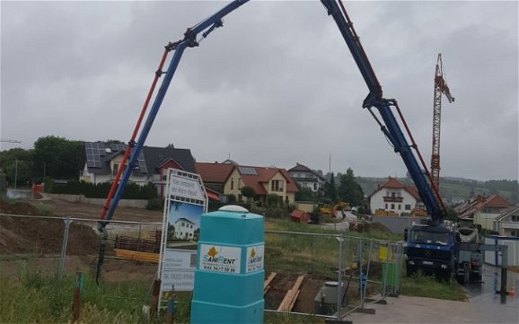Gießen der Bodenplatte für die individuell geplante Kern-Haus-Stadtvilla Novo in Angelbachtal