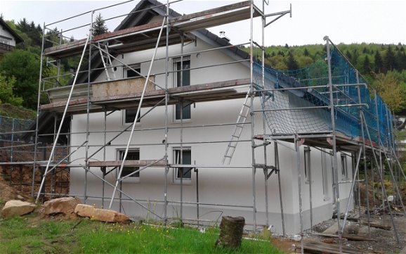 Individuell geplantes Einfamilienhaus Family von Kern-Haus in Wilhelmsfeld mit verputzter Außenfassade