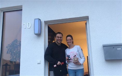 Bauherren des Einfamilienhauses Family von Kern-Haus in Wilhelmsfeld mit Geschenken zum Einzug