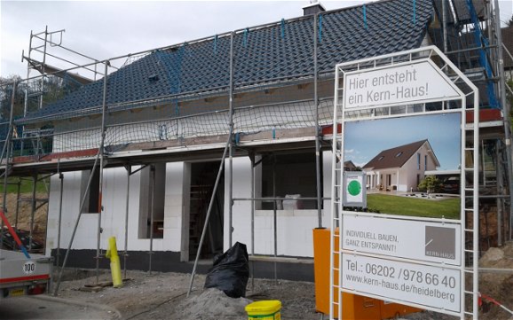 Rohbau des individuell geplanten Einfamilienhauses Family von Kern-Haus in Wilhelmsfeld mit fertig eingedecktem Dach