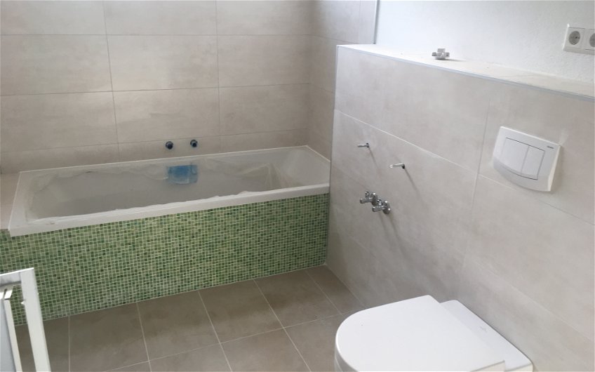 Gefliestes Badezimmer im frei geplanten Einfamilienhaus von Kern-Haus in Weinheim-Hohensachsen