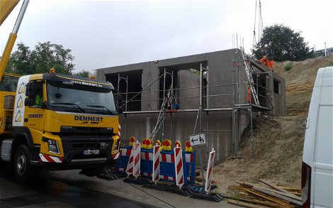 Anlieferung der Erdgeschossdecke für das frei geplante Einfamilienhaus von Kern-Haus in Weinheim-Hohensachsen