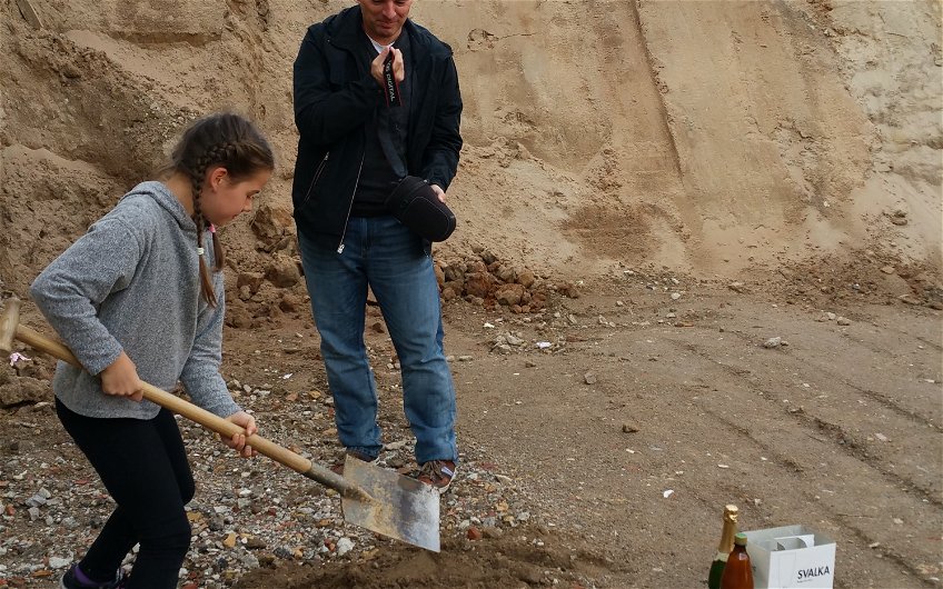 Tochter gräbt das Loch bei der Grundsteinlegung für das frei geplante Einfamilienhaus von Kern-Haus in Viernheim
