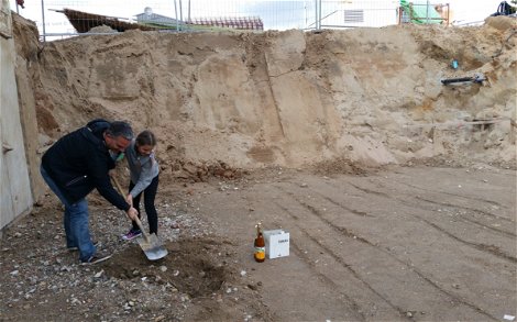 Vater und Tochter graben gemeinsam bei der Grundsteinlegung für das frei geplante Einfamilienhaus von Kern-Haus in Viernheim