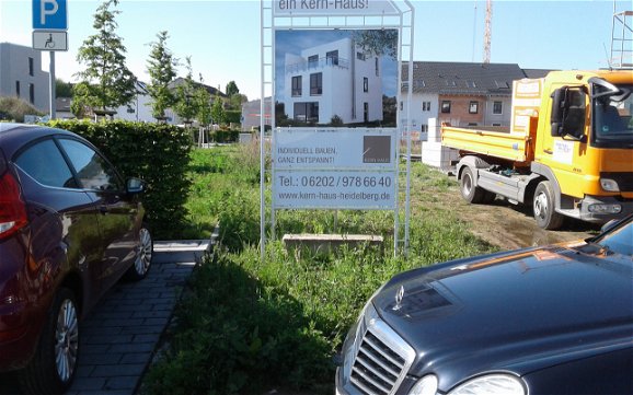 Baustellenschild auf dem Grundstück für das frei geplante Einfamilienhaus von Kern-Haus in Viernheim