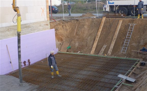 Betonage der Bodenplatte für das frei geplante Einfamilienhaus von Kern-Haus in Viernheim