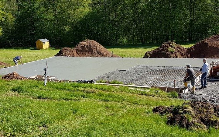 Betonage der Bodenplatte für den frei geplanten Bungalow von Kern-Haus in Eberbach