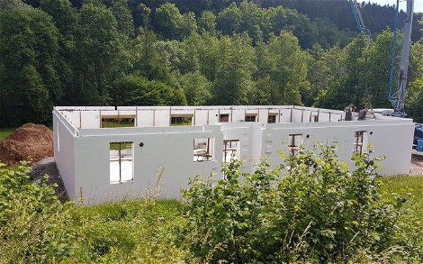 Betonage des DuoTherm-Mauerwerks des frei geplanten Bungalows von Kern-Haus in Eberbach