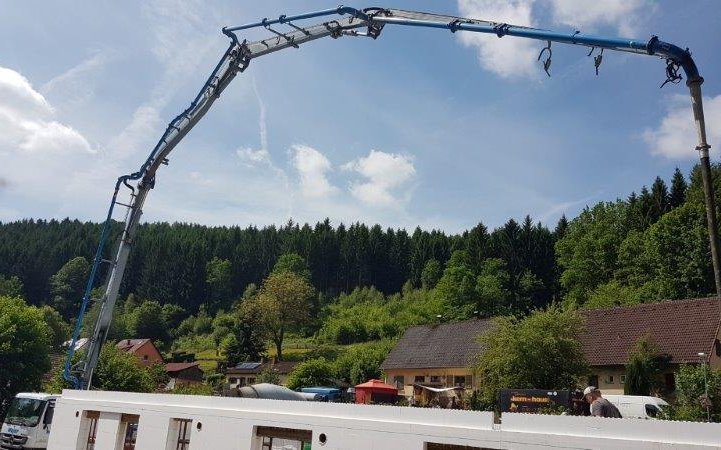 Betonpumpe zum Füllen des DuoTherm-Mauerwerks des frei geplanten Bungalows von Kern-Haus in Eberbach