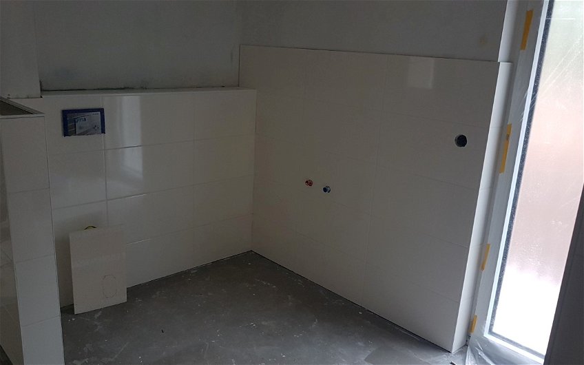 Fliesen im Badezimmer des frei geplanten Bungalows von Kern-Haus in Eberbach