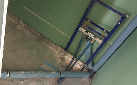 Sanitärrohinstallation im Gäste-WC des frei geplanten Bungalows von Kern-Haus in Eberbach
