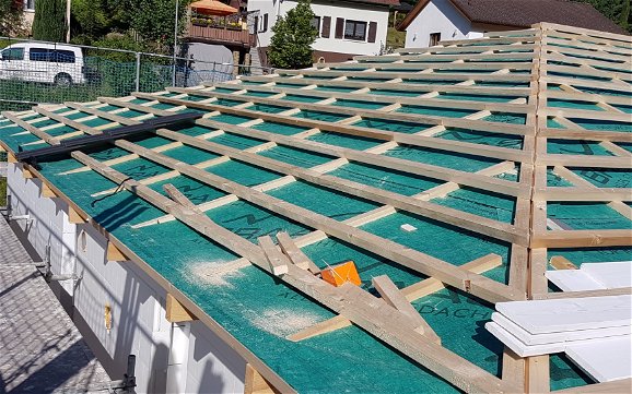 Folie und Lattung auf dem Dach des frei geplanten Bungalows von Kern-Haus in Eberbach