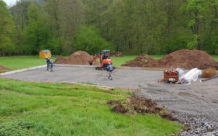 Vorbereitungen für die Bodenplatte des frei geplanten Bungalows von Kern-Haus in Eberbach