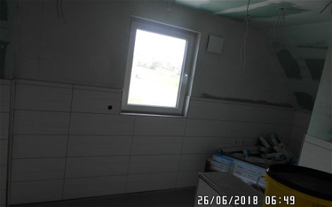 Fliesenarbeiten im Badezimmer des individuell geplanten Einfamilienhauses Luna von Kern-Haus in Dielheim-Balzfeld