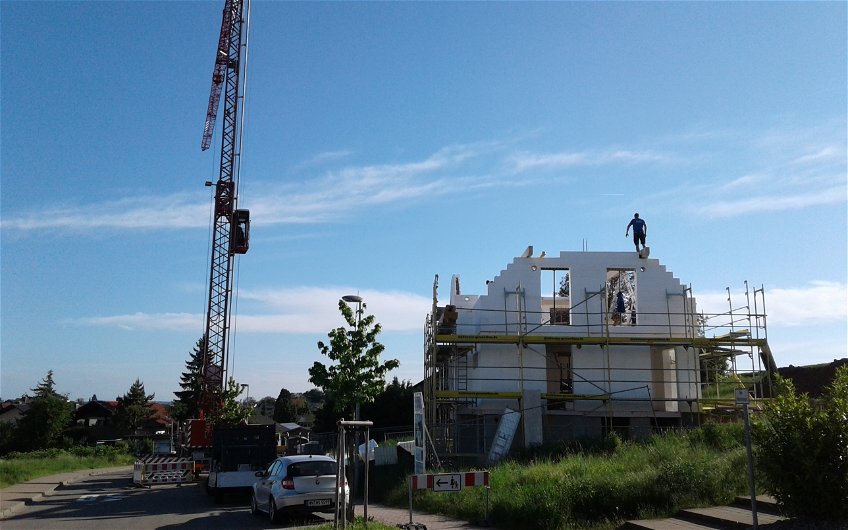 Stellung des Dachstuhls des individuell geplanten Einfamilienhauses Aura von Kern-Haus in Eppingen