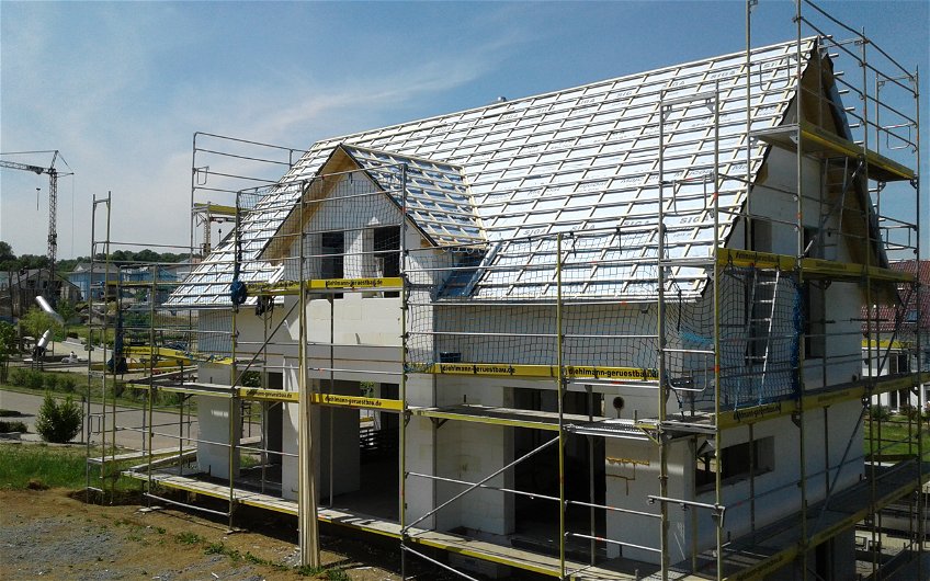 Vorbereitung zur Dacheindeckung des individuell geplanten Einfamilienhauses Aura von Kern-Haus in Eppingen