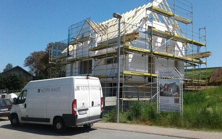Rohbau des individuell geplanten Einfamilienhauses Aura von Kern-Haus in Eppingen mit Dachstuhl