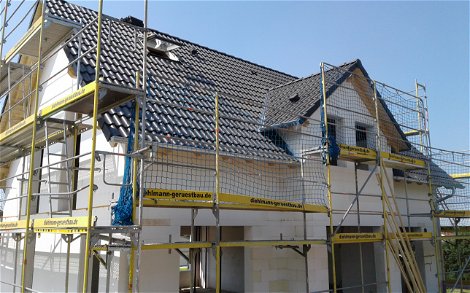 Dacheindeckung des individuell geplanten Einfamilienhauses Aura von Kern-Haus in Eppingen