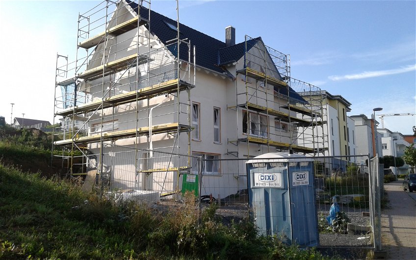 Das individuell geplante Einfamilienhaus Aura von Kern-Haus in Eppingen mit fertig verputzter Außenfassade