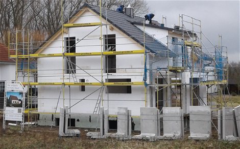 Rohbau des frei geplanten Einfamilienhauses von Kern-Haus in Bad Schönborn mit eingedecktem Dach