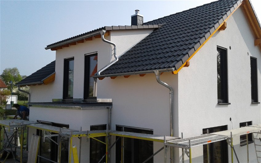 Frei geplantes Einfamilienhaus von Kern-Haus in Bad Schönborn mit fertig verputzter Außenfassade
