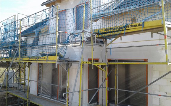 Verputzen der Außenfassade des frei geplanten Einfamilienhauses von Kern-Haus in Bad Schönborn