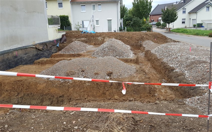 Vorbereitung des Grundstücks für die Bodenplatte der frei geplanten Doppelhaushälfte von Kern-Haus in Malsch