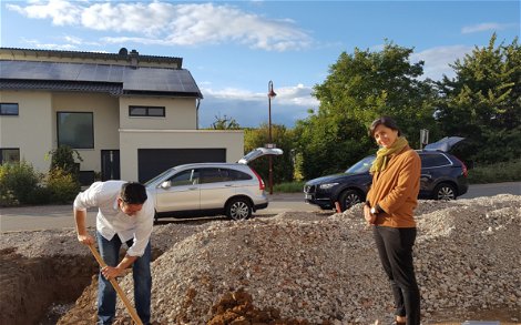 Bauherrenpaar bei der Grundsteinlegung für die frei geplante Doppelhaushälfte von Kern-Haus in Malsch