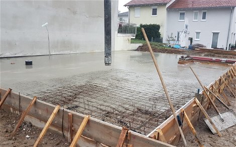 Betonieren der Bodenplatte der frei geplanten Doppelhaushälfte von Kern-Haus in Malsch