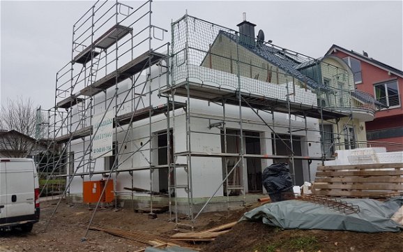 Bau der Dachgeschosswände der frei geplanten Doppelhaushälfte von Kern-Haus in Malsch