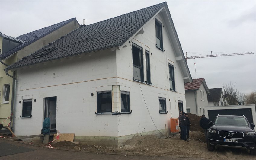 Geschlossener Rohbau der frei geplanten Doppelhaushälfte von Kern-Haus in Malsch