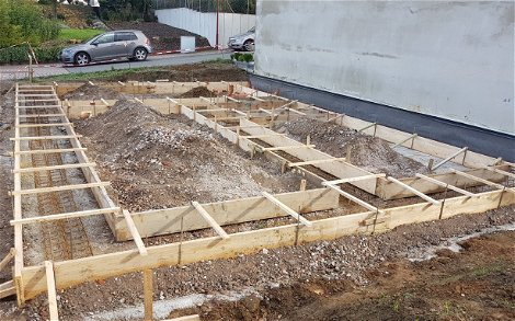Schalung für die Fundamente für die frei geplante Doppelhaushälfte von Kern-Haus in Malsch