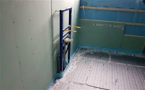 Bodendämmung und Tackerplatten im Badezimmer der individuell geplanten Doppelhaushälfte Twin L von Kern-Haus in Bammental